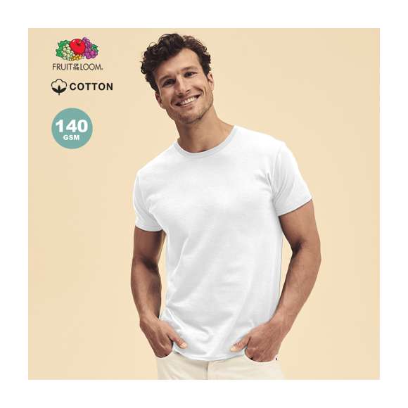 Camiseta adulto blanca Iconic de Fruit Of The Loom. Fabricada en material 100% algodón peinado Ring Spun de 140g/m2 hilado en anillo. De tacto suave y corte moderno, con cuello redondo estrecho de canalé 1x1 y tapeta a juego. Etiqueta fácilmente removible y disponible en tallas S, M, L, XL, XXL.