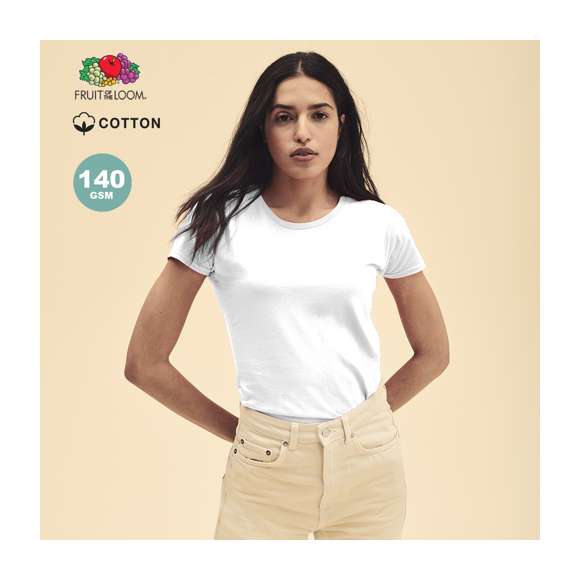 Camiseta para mujer blanca Iconic de Fruit Of The Loom. Fabricada en material 100% algodón peinado Ring Spun de 140g/m2. De tacto suave y corte entallado, con costuras laterales diseñadas para un ajuste perfecto. Con cuello redondo estrecho de canalé 1x1 y tapeta a juego. Etiqueta fácilmente removible y disponible en tallas XS, S, M, L, XL, XXL.