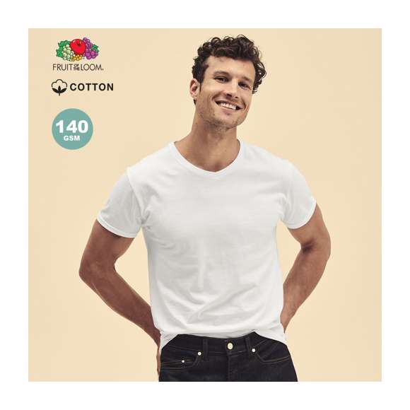 Camiseta para adulto blanca Iconic V-Neck de Fruit Of The Loom. Fabricada en material 100% algodón peinado Ring Spun de 140g/m2. De tacto suave y corte moderno, con cuello en pico estrecho de canalé 1x1 y tapeta a juego. Etiqueta fácilmente removible y disponible en tallas S, M, L, XL, XXL.