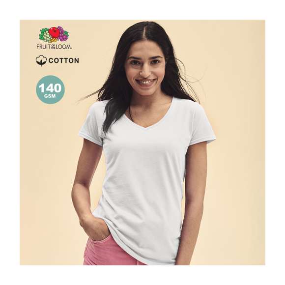 Camiseta para mujer blanca Iconic V-Neck de Fruit Of The Loom. Fabricada en material 100% algodón peinado Ring Spun de 140g/m2 hilado en anillo. De tacto suave y corte entallado, con costuras laterales diseñadas para un ajuste perfecto. Con cuello en pico estrecho de canalé 1x1 y tapeta a juego. Etiqueta fácilmente removible y disponible en tallas XS, S, M, L, XL, XXL.
