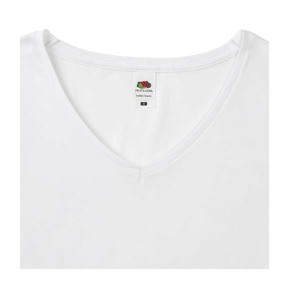 Camiseta para mujer blanca Iconic V-Neck de Fruit Of The Loom. Fabricada en material 100% algodón peinado Ring Spun de 140g/m2 hilado en anillo. De tacto suave y corte entallado, con costuras laterales diseñadas para un ajuste perfecto. Con cuello en pico estrecho de canalé 1x1 y tapeta a juego. Etiqueta fácilmente removible y disponible en tallas XS, S, M, L, XL, XXL.