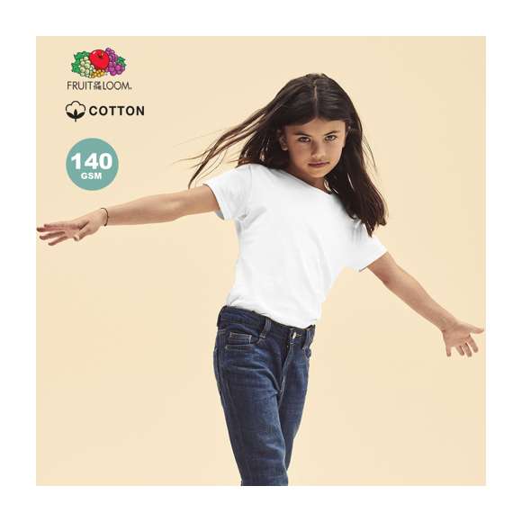 Camiseta para niña blanca Iconic de Fruit Of The Loom. Fabricada en material 100% algodón peinado Ring Spun de 140g/m2. De tacto suave y corte entallado, con costuras laterales diseñadas para un ajuste perfecto. Cuello redondo estrecho de canalé 1x1 y tapeta a juego. Etiqueta fácilmente removible y disponible en tallas 3-4, 5-6, 7-8, 9-11, 12-13, 14-15.