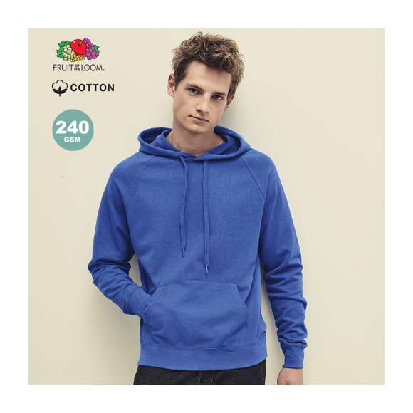Sudadera para adulto Lightweight Hooded Sweat de Fruit Of The Loom con capucha y cordón plano de ajuste a juego. Fabricada en felpa ligera sin cepillar, en combinación de materiales 80% algodón + 20% poliéster de 240g/m2. Con manga raglán. Bolsillo frontal tipo canguro, con cintura y puños en algodón/ LYCRA®. Disponible en variada gama de colores y en tallas S, M, L, XL, XXL.