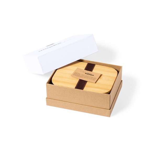 Fiambrera Limited Edition. Un fascinante diseño que conjuga diseño, funcionalidad y sostenibilidad. Compuesto por un compartimento principal en acero inox de 1 litro de capacidad, tapa hermética en bambú y base en corcho natural. Incluye cinta de seguridad.  De la perfecta combinación entre exclusividad y diseño, nace Limited Edition, una colección especial de ideas promocionales de edidición limitada. Un nuevo concepto, inspirado en la fusión de artículos premium con las últimas y más novedosas tendencias y que cuenta con una seleción limitada de unidades, convirtiendo así un regalo en una experiencia única e inolvidable.  Exclusivo estuche de presentación Limited Edition, con diseño protegido por derechos de propiedad industrial.  Incluida tarjeta con descripción de Limited Edition en cartón reciclado.
