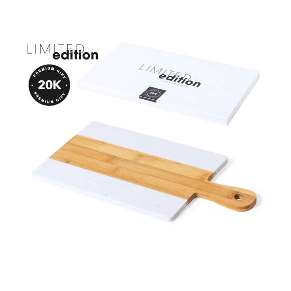 Tabla de corte y presentación Limited Edition. Un nuevo estilo que combina lo moderno y tradicional. Fabricada a partir de materiales naturales como el bambú y extracto de mármol. De suave y resistente acabado pulido y asa para fácil manejo.  De la perfecta combinación entre exclusividad y diseño, nace Limited Edition, una colección especial de ideas promocionales de edidición limitada. Un nuevo concepto, inspirado en la fusión de artículos premium con las últimas y más novedosas tendencias y que cuenta con una seleción limitada de unidades, convirtiendo así un regalo en una experiencia única e inolvidable.  Exclusivo estuche de presentación Limited Edition, con diseño protegido por derechos de propiedad industrial.  Incluida tarjeta con descripción de Limited Edition en cartón reciclado.