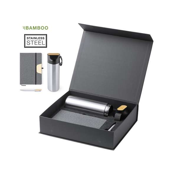 Elegante set premium que incluye:  Termo de doble capa en acero inoxidable de acabado mate y de 640 ml de capacidad, con detalle de bambú en el tapón para marcaje.  Bloc de notas en suave polipiel, con soporte para smartphone integrado en la portada y detalle en bambú para marcaje. Incluye cierre elástico, marcapáginas y soporte para bolígrafo a juego. Interior con 80 hojas de disposición a una raya.  Bolígrafo en aluminio de acabado mate con detalle en bambú para marcaje, de mecanismo giratorio y tinta azul. Presentado en estuche individual de acabado mate y cierre magnético, con troquelado interior para cada uno de los elementos del set.