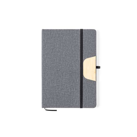 Elegante set premium que incluye:  Termo de doble capa en acero inoxidable de acabado mate y de 640 ml de capacidad, con detalle de bambú en el tapón para marcaje.  Bloc de notas en suave polipiel, con soporte para smartphone integrado en la portada y detalle en bambú para marcaje. Incluye cierre elástico, marcapáginas y soporte para bolígrafo a juego. Interior con 80 hojas de disposición a una raya.  Bolígrafo en aluminio de acabado mate con detalle en bambú para marcaje, de mecanismo giratorio y tinta azul. Presentado en estuche individual de acabado mate y cierre magnético, con troquelado interior para cada uno de los elementos del set.