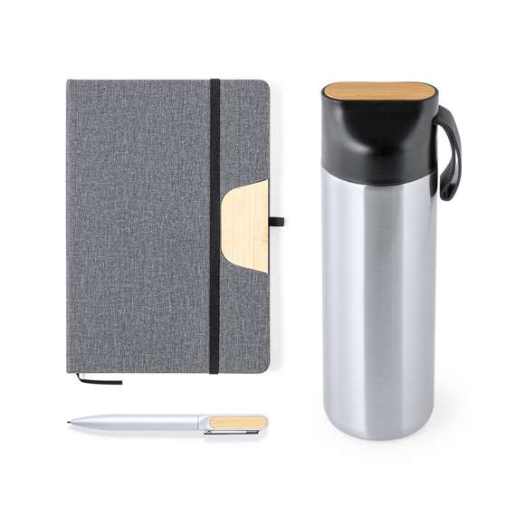 Elegante set premium que incluye:  Termo de doble capa en acero inoxidable de acabado mate y de 640 ml de capacidad, con detalle de bambú en el tapón para marcaje.  Bloc de notas en suave polipiel, con soporte para smartphone integrado en la portada y detalle en bambú para marcaje. Incluye cierre elástico, marcapáginas y soporte para bolígrafo a juego. Interior con 80 hojas de disposición a una raya.  Bolígrafo en aluminio de acabado mate con detalle en bambú para marcaje, de mecanismo giratorio y tinta azul. Presentado en estuche individual de acabado mate y cierre magnético, con troquelado interior para cada uno de los elementos del set.