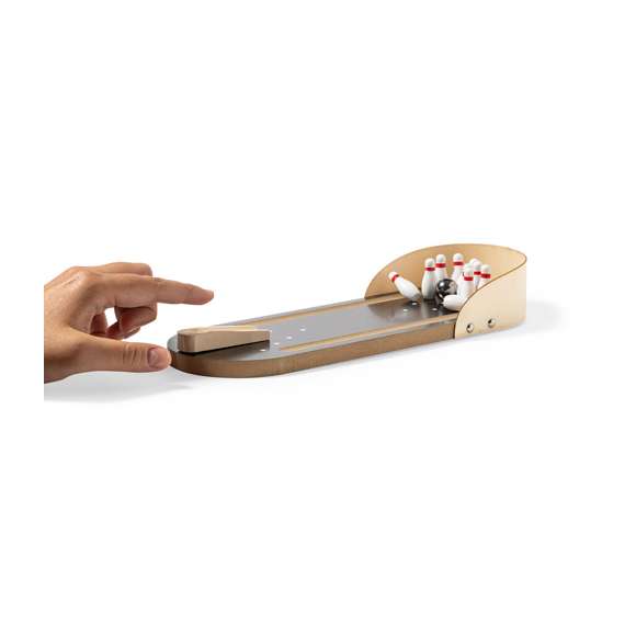 Minijuego de bolos, fabricado en resistente madera. Incluye 10 bolos y bola metálica, con rampa de lanzamiento orientable. Pon a prueba tu habilidad con este divertido y adictivo juego. Presentado en atractiva caja individual de diseño y con acabado kraft.