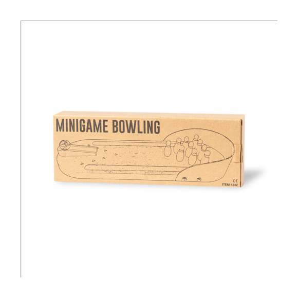 Minijuego de bolos, fabricado en resistente madera. Incluye 10 bolos y bola metálica, con rampa de lanzamiento orientable. Pon a prueba tu habilidad con este divertido y adictivo juego. Presentado en atractiva caja individual de diseño y con acabado kraft.