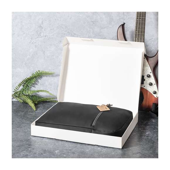  	Mochila de la más alta gama colección Limited Edition. Un complemento moderno, funcional y de gran belleza que sobrepasa todas las expectativas. Caracterizada por su elegante y minimalista diseño así como su calidad premium en resistente material texturizado de superficie infinita 600D/PVC. Cierre de cremallera invisible y bolsillo frontal. Con acolchado ergonómico en espalda y cintas de hombros, incluye compartimento interior acolchado para portátil de hasta 15 pulgadas y multiples compartimentos elásticos para una óptima organización de sus accesorios. 	 	De la perfecta combinación entre exclusividad y diseño, nace Limited Edition, una colección especial de ideas promocionales de edidición limitada. Un nuevo concepto, inspirado en la fusión de artículos premium con las últimas y más novedosas tendencias y que cuenta con una seleción limitada de unidades, convirtiendo así un regalo en una experiencia única e inolvidable. 	 	Exclusivo estuche de presentación Limited Edition, con diseño protegido por derechos de propiedad industrial. 	 	Incluida tarjeta con descripción de Limited Edition en cartón reciclado.