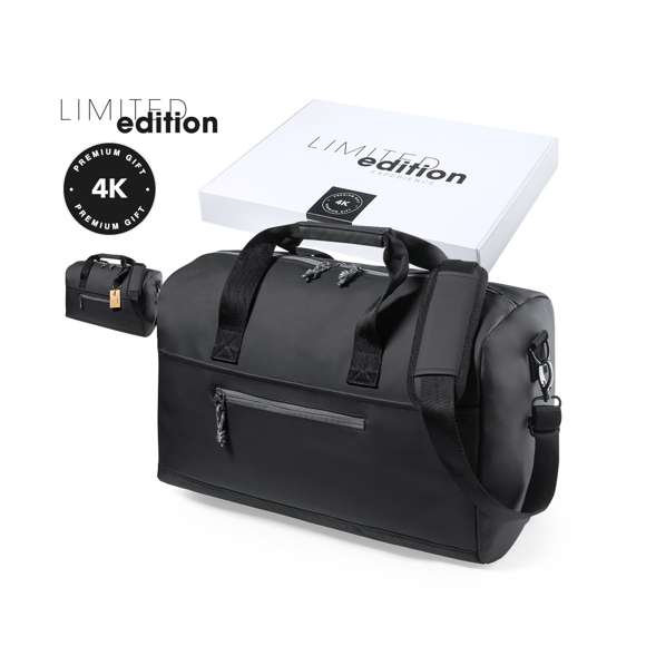  	Bolso de la más alta gama de Limited Edition. Combina perfectamente estética y funcionalidad. Su elegante a la par que moderno exterior incluye compartimento principal con cierre de cremallera invisible y doble tirador y resistentes asas de nylon con rerfuerzos. Con cinta bandolera ajustable. Fabricado cumpliendo los estándares de calidad más premium, en resistente material texturizado de superficie infinita 600D/PVC, forrada en su interior en suave tejido efecto nylon. 	 	De la perfecta combinación entre exclusividad y diseño, nace Limited Edition, una colección especial de ideas promocionales de edidición limitada. Un nuevo concepto, inspirado en la fusión de artículos premium con las últimas y más novedosas tendencias y que cuenta con una seleción limitada de unidades, convirtiendo así un regalo en una experiencia única e inolvidable. 	 	Exclusivo estuche de presentación Limited Edition, con diseño protegido por derechos de propiedad industrial. 	 	Incluida tarjeta con descripción de Limited Edition en cartón reciclado.