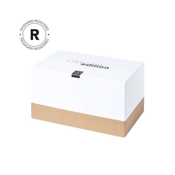 Elegante decantador Limited Edition. Una sofisticada y sorprendente pieza de diseño cuyo diseño lo convierte en un auténtico objeto de decoración. Un elegante e inspirador estilo fabricado en borosilicato de la más alta gama y tapón redondo en madera. De 1,7 Litros de capacidad. Incluye distinguida caja de presentación en madera rústica.  De la perfecta combinación entre exclusividad y diseño, nace Limited Edition, una colección especial de ideas promocionales de edidición limitada. Un nuevo concepto, inspirado en la fusión de artículos premium con las últimas y más novedosas tendencias y que cuenta con una seleción limitada de unidades, convirtiendo así un regalo en una experiencia única e inolvidable.  Exclusivo estuche de presentación Limited Edition, con diseño protegido por derechos de propiedad industrial.  Incluida tarjeta con descripción de Limited Edition en cartón reciclado.