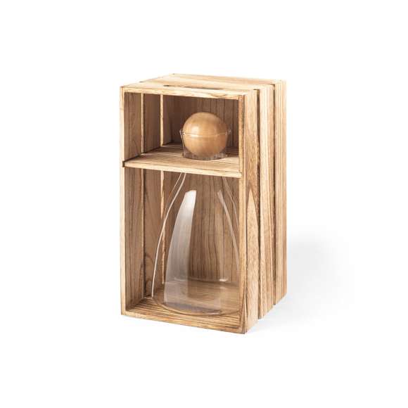 Elegante decantador Limited Edition. Una sofisticada y sorprendente pieza de diseño cuyo diseño lo convierte en un auténtico objeto de decoración. Un elegante e inspirador estilo fabricado en borosilicato de la más alta gama y tapón redondo en madera. De 1,7 Litros de capacidad. Incluye distinguida caja de presentación en madera rústica.  De la perfecta combinación entre exclusividad y diseño, nace Limited Edition, una colección especial de ideas promocionales de edidición limitada. Un nuevo concepto, inspirado en la fusión de artículos premium con las últimas y más novedosas tendencias y que cuenta con una seleción limitada de unidades, convirtiendo así un regalo en una experiencia única e inolvidable.  Exclusivo estuche de presentación Limited Edition, con diseño protegido por derechos de propiedad industrial.  Incluida tarjeta con descripción de Limited Edition en cartón reciclado.
