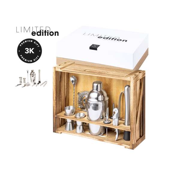 Elegante Set de Cóctel Limited Edition. Un sorprendente set que combina conceptos modernos a la par que tradicionales. Incluye todos los utensilios esenciales para configurar los mejores cócteles en acero inoxidable. Presentado en distinguida caja de madera de acado rústico ideal para almacenar y presentar: Accesorios incluidos:  - 1 coctelera - 1 mortero - 1 vaso medidor de 15/30ml - 1 vaso medidor de 25/50ml - 1 pinza para hielo - 1 filtro - 1 abridor/sacacorchos - 1 cucharilla mezcladora - 2 tapones dosificadores  De la perfecta combinación entre exclusividad y diseño, nace Limited Edition, una colección especial de ideas promocionales de edidición limitada. Un nuevo concepto, inspirado en la fusión de artículos premium con las últimas y más novedosas tendencias y que cuenta con una seleción limitada de unidades, convirtiendo así un regalo en una experiencia única e inolvidable.  Exclusivo estuche de presentación Limited Edition, con diseño protegido por derechos de propiedad industrial.  Incluida tarjeta con descripción de Limited Edition en cartón reciclado.