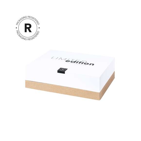 Elegante Set de Cóctel Limited Edition. Un sorprendente set que combina conceptos modernos a la par que tradicionales. Incluye todos los utensilios esenciales para configurar los mejores cócteles en acero inoxidable. Presentado en distinguida caja de madera de acado rústico ideal para almacenar y presentar: Accesorios incluidos:  - 1 coctelera - 1 mortero - 1 vaso medidor de 15/30ml - 1 vaso medidor de 25/50ml - 1 pinza para hielo - 1 filtro - 1 abridor/sacacorchos - 1 cucharilla mezcladora - 2 tapones dosificadores  De la perfecta combinación entre exclusividad y diseño, nace Limited Edition, una colección especial de ideas promocionales de edidición limitada. Un nuevo concepto, inspirado en la fusión de artículos premium con las últimas y más novedosas tendencias y que cuenta con una seleción limitada de unidades, convirtiendo así un regalo en una experiencia única e inolvidable.  Exclusivo estuche de presentación Limited Edition, con diseño protegido por derechos de propiedad industrial.  Incluida tarjeta con descripción de Limited Edition en cartón reciclado.