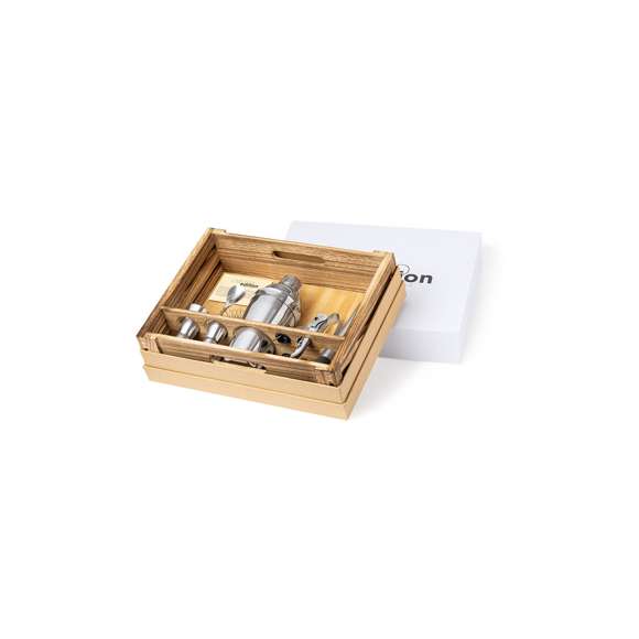 Elegante Set de Cóctel Limited Edition. Un sorprendente set que combina conceptos modernos a la par que tradicionales. Incluye todos los utensilios esenciales para configurar los mejores cócteles en acero inoxidable. Presentado en distinguida caja de madera de acado rústico ideal para almacenar y presentar: Accesorios incluidos:  - 1 coctelera - 1 mortero - 1 vaso medidor de 15/30ml - 1 vaso medidor de 25/50ml - 1 pinza para hielo - 1 filtro - 1 abridor/sacacorchos - 1 cucharilla mezcladora - 2 tapones dosificadores  De la perfecta combinación entre exclusividad y diseño, nace Limited Edition, una colección especial de ideas promocionales de edidición limitada. Un nuevo concepto, inspirado en la fusión de artículos premium con las últimas y más novedosas tendencias y que cuenta con una seleción limitada de unidades, convirtiendo así un regalo en una experiencia única e inolvidable.  Exclusivo estuche de presentación Limited Edition, con diseño protegido por derechos de propiedad industrial.  Incluida tarjeta con descripción de Limited Edition en cartón reciclado.
