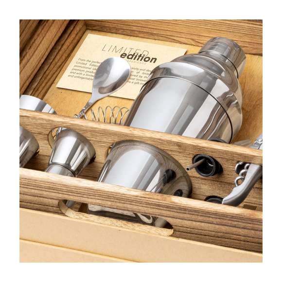 Elegante Set de Cóctel Limited Edition. Un sorprendente set que combina conceptos modernos a la par que tradicionales. Incluye todos los utensilios esenciales para configurar los mejores cócteles en acero inoxidable. Presentado en distinguida caja de madera de acado rústico ideal para almacenar y presentar: Accesorios incluidos:  - 1 coctelera - 1 mortero - 1 vaso medidor de 15/30ml - 1 vaso medidor de 25/50ml - 1 pinza para hielo - 1 filtro - 1 abridor/sacacorchos - 1 cucharilla mezcladora - 2 tapones dosificadores  De la perfecta combinación entre exclusividad y diseño, nace Limited Edition, una colección especial de ideas promocionales de edidición limitada. Un nuevo concepto, inspirado en la fusión de artículos premium con las últimas y más novedosas tendencias y que cuenta con una seleción limitada de unidades, convirtiendo así un regalo en una experiencia única e inolvidable.  Exclusivo estuche de presentación Limited Edition, con diseño protegido por derechos de propiedad industrial.  Incluida tarjeta con descripción de Limited Edition en cartón reciclado.