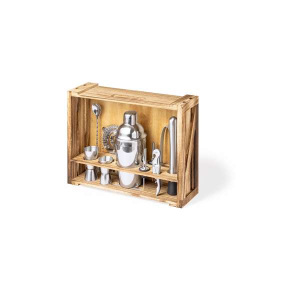 Elegante Set de Cóctel Limited Edition. Un sorprendente set que combina conceptos modernos a la par que tradicionales. Incluye todos los utensilios esenciales para configurar los mejores cócteles en acero inoxidable. Presentado en distinguida caja de madera de acado rústico ideal para almacenar y presentar: Accesorios incluidos:  - 1 coctelera - 1 mortero - 1 vaso medidor de 15/30ml - 1 vaso medidor de 25/50ml - 1 pinza para hielo - 1 filtro - 1 abridor/sacacorchos - 1 cucharilla mezcladora - 2 tapones dosificadores  De la perfecta combinación entre exclusividad y diseño, nace Limited Edition, una colección especial de ideas promocionales de edidición limitada. Un nuevo concepto, inspirado en la fusión de artículos premium con las últimas y más novedosas tendencias y que cuenta con una seleción limitada de unidades, convirtiendo así un regalo en una experiencia única e inolvidable.  Exclusivo estuche de presentación Limited Edition, con diseño protegido por derechos de propiedad industrial.  Incluida tarjeta con descripción de Limited Edition en cartón reciclado.