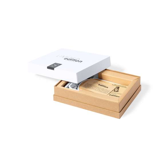 Distinguido Cargador Inalámbrico Limited Edition con función soporte para dispositivos móviles. Fabricado en bambú y carcasa en resistente ABS y caña de trigo. Con función carga rápida de 10W y compatible con dispositivos equipados con tecnología de carga inalámbrica. Incluye cable de carga de 100cm y manual de instrucciones en Español e Inglés.  De la perfecta combinación entre exclusividad y diseño, nace Limited Edition, una colección especial de ideas promocionales de edidición limitada. Un nuevo concepto, inspirado en la fusión de artículos premium con las últimas y más novedosas tendencias y que cuenta con una seleción limitada de unidades, convirtiendo así un regalo en una experiencia única e inolvidable.  Exclusivo estuche de presentación Limited Edition, con diseño protegido por derechos de propiedad industrial.  Incluida tarjeta con descripción de Limited Edition en cartón reciclado.