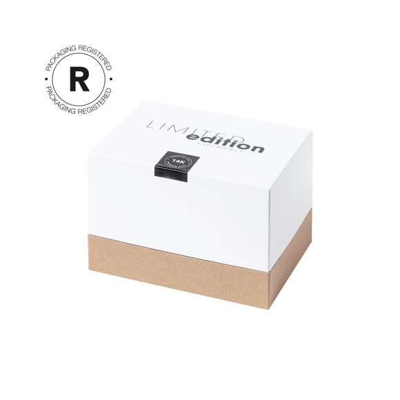 Lámpara multifunción Limited Edition con función altavoz, cargador inalámbrico y soporte para dispositivos móviles. Un moderno y sostenible diseño fabricado en bambú y carcasa en resistente ABS y caña de trigo, para así fomentar la utilización de materias primas naturales y reducir las emisiones contaminantes. Incluye función cargador inalámbrico 10W y lámpara de 12 ledes, con intensidad de luz regulable. Compatible con dispositivos móviles de carga inalámbrica, incluye cable cargador USB C de 100 cm. Altavoz Bluetooth con 3W de potencia. Disponible manual de instrucciones en Español e Inglés.  De la perfecta combinación entre exclusividad y diseño, nace Limited Edition, una colección especial de ideas promocionales de edidición limitada. Un nuevo concepto, inspirado en la fusión de artículos premium con las últimas y más novedosas tendencias y que cuenta con una seleción limitada de unidades, convirtiendo así un regalo en una experiencia única e inolvidable.  Exclusivo estuche de presentación Limited Edition, con diseño protegido por derechos de propiedad industrial.  Incluida tarjeta con descripción de Limited Edition en cartón reciclado.