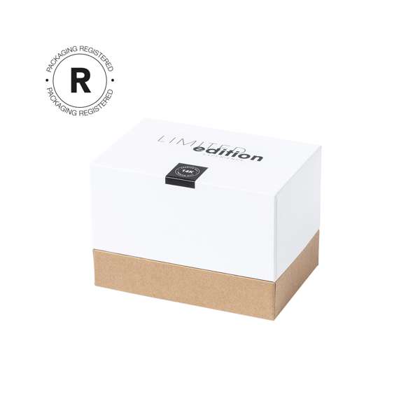 Soporte Cargador Inalámbrico de Coche Limited Edition. Un estilo innovador, donde sostenibilidad, diseño y última tecnología se combinan en una calidad premium. Fabricado en bambú y carcasa en resistente ABS y caña de trigo, para así fomentar la utilización de materias primas naturales y reducir las emisiones contaminantes. Con cargador inalámbrico de 15W. Compatible con dispositivos móviles de carga inalámbrica, con cable cargador USB C de 100 cm y manual de instrucciones en Español e Inglés incluidos.  De la perfecta combinación entre exclusividad y diseño, nace Limited Edition, una colección especial de ideas promocionales de edidición limitada. Un nuevo concepto, inspirado en la fusión de artículos premium con las últimas y más novedosas tendencias y que cuenta con una seleción limitada de unidades, convirtiendo así un regalo en una experiencia única e inolvidable.  Exclusivo estuche de presentación Limited Edition, con diseño protegido por derechos de propiedad industrial.  Incluida tarjeta con descripción de Limited Edition en cartón reciclado.