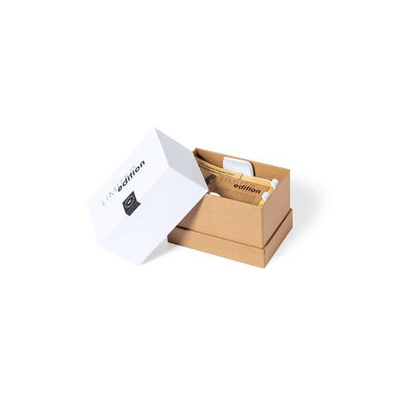 Soporte Cargador Inalámbrico de Coche Limited Edition. Un estilo innovador, donde sostenibilidad, diseño y última tecnología se combinan en una calidad premium. Fabricado en bambú y carcasa en resistente ABS y caña de trigo, para así fomentar la utilización de materias primas naturales y reducir las emisiones contaminantes . Con cargador inalámbrico de 15W. Compatible con dispositivos móviles de carga inalámbrica, con cable cargador USB C de 100 cm y manual de instrucciones en Español e Inglés incluidos.  De la perfecta combinación entre exclusividad y diseño, nace Limited Edition, una colección especial de ideas promocionales de edidición limitada. Un nuevo concepto, inspirado en la fusión de artículos premium con las últimas y más novedosas tendencias y que cuenta con una seleción limitada de unidades, convirtiendo así un regalo en una experiencia única e inolvidable.  Exclusivo estuche de presentación Limited Edition,’, con diseño protegido por derechos de propiedad industrial.  Incluida tarjeta con descripción de Limited Edition en cartón reciclado.