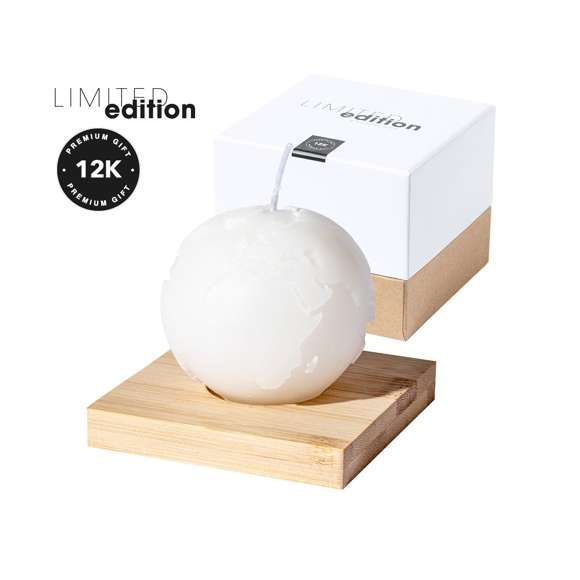 Vela aromática Limited Edition. Envolverse en la sensación de encedender una vela y trasladarse a través de su aroma a vainilla y diseño de bola del mundo. Un regalo ideal para crear ambientes de calma, despertar infinidad de sentimientos y sensaciones o formar parte de la decoración. Incluye base de soporte en bambú natural.  De la perfecta combinación entre exclusividad y diseño, nace Limited Edition, una colección especial de ideas promocionales de edidición limitada. Un nuevo concepto, inspirado en la fusión de artículos premium con las últimas y más novedosas tendencias y que cuenta con una seleción limitada de unidades, convirtiendo así un regalo en una experiencia única e inolvidable.  Exclusivo estuche de presentación Limited Edition,’, con diseño protegido por derechos de propiedad industrial.  Incluida tarjeta con descripción de Limited Edition en cartón reciclado.