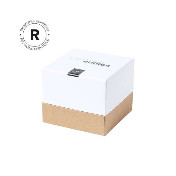 Vela aromática Limited Edition. Envolverse en la sensación de encedender una vela y trasladarse a través de su aroma a vainilla y diseño de bola del mundo. Un regalo ideal para crear ambientes de calma, despertar infinidad de sentimientos y sensaciones o formar parte de la decoración. Incluye base de soporte en bambú natural.  De la perfecta combinación entre exclusividad y diseño, nace Limited Edition, una colección especial de ideas promocionales de edidición limitada. Un nuevo concepto, inspirado en la fusión de artículos premium con las últimas y más novedosas tendencias y que cuenta con una seleción limitada de unidades, convirtiendo así un regalo en una experiencia única e inolvidable.  Exclusivo estuche de presentación Limited Edition,’, con diseño protegido por derechos de propiedad industrial.  Incluida tarjeta con descripción de Limited Edition en cartón reciclado.