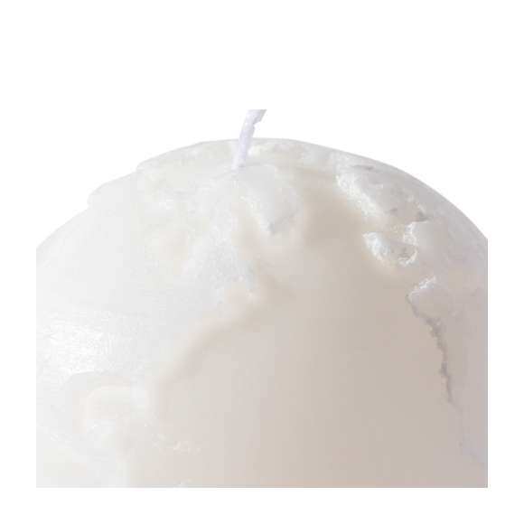 Vela aromática Limited Edition. Envolverse en la sensación de encedender una vela y trasladarse a través de su aroma a vainilla y diseño de bola del mundo. Un regalo ideal para crear ambientes de calma, despertar infinidad de sentimientos y sensaciones o formar parte de la decoración. Incluye base de soporte en bambú natural.  De la perfecta combinación entre exclusividad y diseño, nace Limited Edition, una colección especial de ideas promocionales de edidición limitada. Un nuevo concepto, inspirado en la fusión de artículos premium con las últimas y más novedosas tendencias y que cuenta con una seleción limitada de unidades, convirtiendo así un regalo en una experiencia única e inolvidable.  Exclusivo estuche de presentación Limited Edition,’, con diseño protegido por derechos de propiedad industrial.  Incluida tarjeta con descripción de Limited Edition en cartón reciclado.