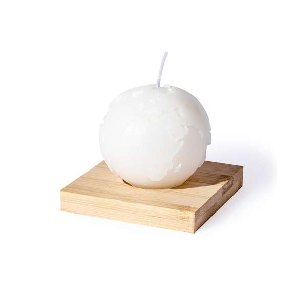 Vela aromática Limited Edition. Envolverse en la sensación de encedender una vela y trasladarse a través de su aroma a vainilla y diseño de bola del mundo. Un regalo ideal para crear ambientes de calma, despertar infinidad de sentimientos y sensaciones o formar parte de la decoración. Incluye base de soporte en bambú natural.  De la perfecta combinación entre exclusividad y diseño, nace Limited Edition, una colección especial de ideas promocionales de edidición limitada. Un nuevo concepto, inspirado en la fusión de artículos premium con las últimas y más novedosas tendencias y que cuenta con una seleción limitada de unidades, convirtiendo así un regalo en una experiencia única e inolvidable.  Exclusivo estuche de presentación Limited Edition,’, con diseño protegido por derechos de propiedad industrial.  Incluida tarjeta con descripción de Limited Edition en cartón reciclado.