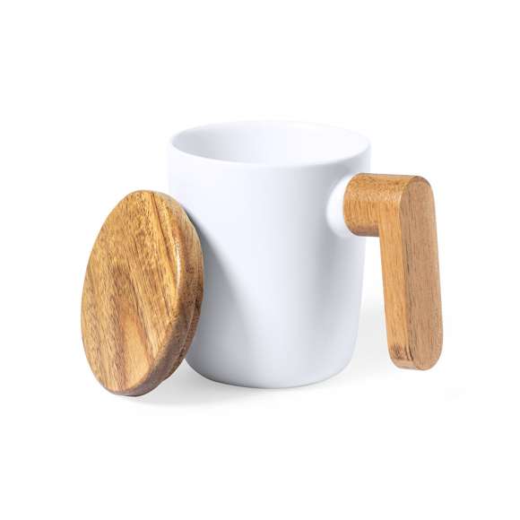 Taza con detalles en madera natural Limited Edition. Un atractivo diseño que combina estilos modernos y tradicionales que la convierten en una maravillosa pieza que aporta el toque suave y perfecto a cada sorbo de tu bebida. Con asa y tapa de madera natural a juego. De 350 ml de capacidad.  De la perfecta combinación entre exclusividad y diseño, nace Limited Edition, una colección especial de ideas promocionales de edidición limitada. Un nuevo concepto, inspirado en la fusión de artículos premium con las últimas y más novedosas tendencias y que cuenta con una seleción limitada de unidades, convirtiendo así un regalo en una experiencia única e inolvidable.  Exclusivo estuche de presentación Limited Edition, con diseño protegido por derechos de propiedad industrial.  Incluida tarjeta con descripción de Limited Edition en cartón reciclado.