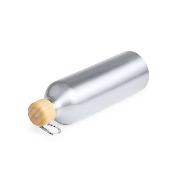 Bidón de línea nature y 800 ml de capacidad. Cuerpo en aluminio de acabado mate y tapón de bambú con mosquetón a juego para fácil transporte. Libre de BPA y presentado en atractiva caja de diseño eco.