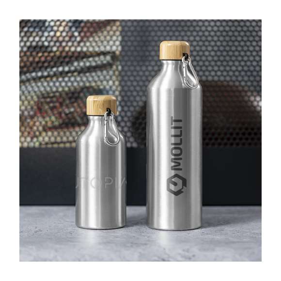 Bidón de línea nature y 400 ml de capacidad. Cuerpo en aluminio de acabado mate y tapón de bambú con mosquetón a juego para fácil transporte. Libre de BPA y presentado en atractiva caja de diseño eco.