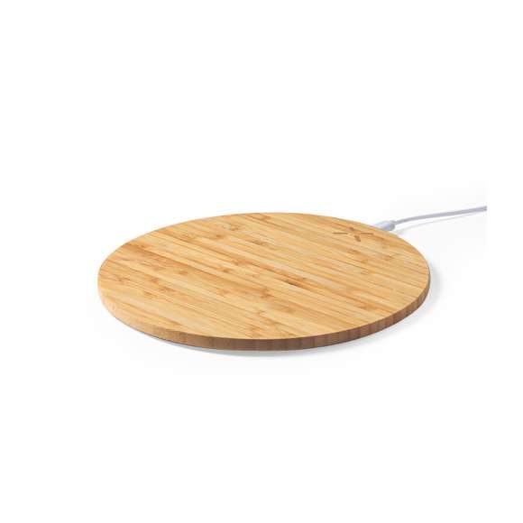 Alfombrilla cargador fabricada en resistente bambú natural, para ayudar a la sostenibilidad del planeta. Con cargador inalámbrico integrado de 10W -cable micro USB incluido-. Compatible con dispositivos equipados con tecnología de carga inalámbrica. Con base antideslizante y presentada en atractiva caja de diseño eco. Disponible manual de instrucciones en español e inglés.