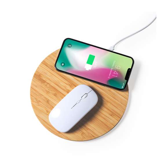 Alfombrilla cargador fabricada en resistente bambú natural, para ayudar a la sostenibilidad del planeta. Con cargador inalámbrico integrado de 10W -cable micro USB incluido-. Compatible con dispositivos equipados con tecnología de carga inalámbrica. Con base antideslizante y presentada en atractiva caja de diseño eco. Disponible manual de instrucciones en español e inglés.