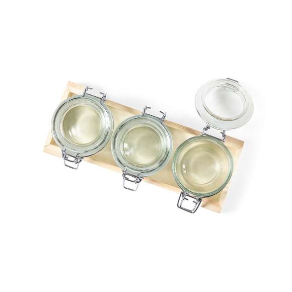  	Set de 3 Tarros de Cristal con 230 ml de capacidad. Complementos versátiles para organizar tu casa, cocina, despensa… según tus gustos y necesidades. Fabricados en cristal, y con cierres a presión de acero inoxidable, una combinación de materiales que ofrecen gran resistencia y durabilidad. Presentados en bandeja de madera y en caja individual de diseño eco.