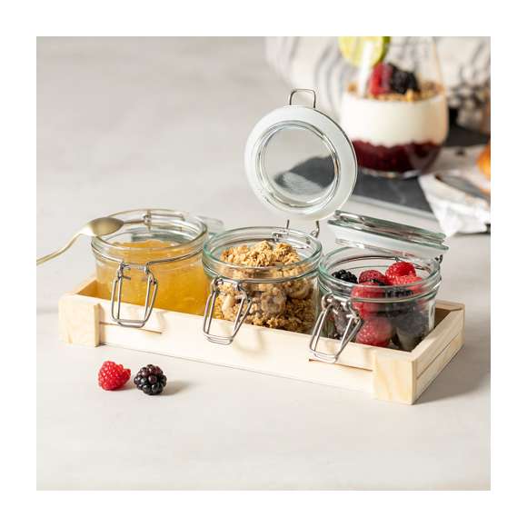  	Set de 3 Tarros de Cristal con 230 ml de capacidad. Complementos versátiles para organizar tu casa, cocina, despensa… según tus gustos y necesidades. Fabricados en cristal, y con cierres a presión de acero inoxidable, una combinación de materiales que ofrecen gran resistencia y durabilidad. Presentados en bandeja de madera y en caja individual de diseño eco.