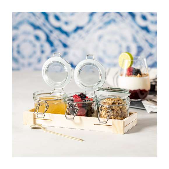  	Set de 3 Tarros de Cristal con 230 ml de capacidad. Complementos versátiles para organizar tu casa, cocina, despensa… según tus gustos y necesidades. Fabricados en cristal, y con cierres a presión de acero inoxidable, una combinación de materiales que ofrecen gran resistencia y durabilidad. Presentados en bandeja de madera y en caja individual de diseño eco.