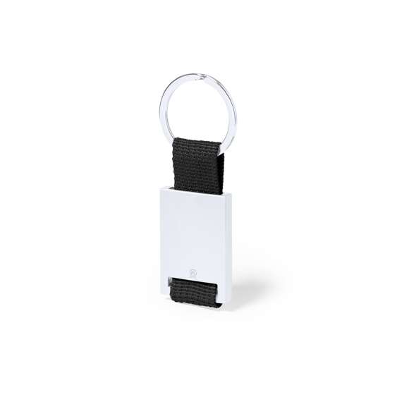 Llavero con cuerpo en aluminio reciclado de acabado plateado y cinta en color. Amplia superficie de marcaje y distintivo aluminio reciclado. Con anilla llavero metálica a juego y presentado bolsa individual con cartón kraft.El aluminio reciclado es un material con posibilidades de reciclaje casi infinitas, sin perder sus propiedades originales y consumiendo menos energía en este proceso.