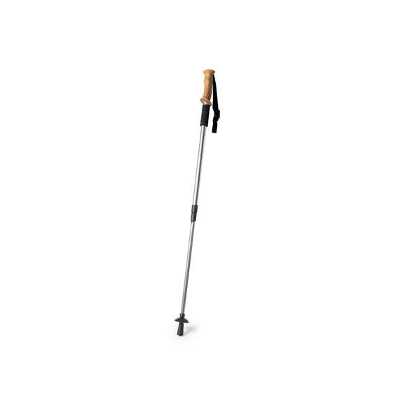 Bastón deportivo plegable y telescópico. Fabricado en resistente aluminio, con confortable mango ergonómico en corcho natural y accesorio de espuma para descansar las manos. Mecanismo de amortiguación, con refuerzo antideslizante en el extremo en contacto con el suelo y cinta de seguridad ajustable. Regulable en altura, incluye accesorio para nieve y viene presentado en funda de transporte en color natural, con cinta para hombro para fácil transporte y cierre en color negro.