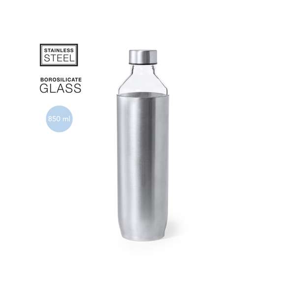 Bidón de diseño en alta calidad, de 850 ml de capacidad. Fabricado en cristal de borosilicato, que ofrece una resistencia, estética y durabilidad excepcionales, alargando su vida útil y pudiendo ser reutilizado infinidad de veces. Tapón y funda del cuerpo del bidón en acero inox. Presentado en atractiva caja de diseño.