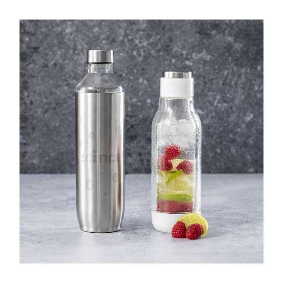 Bidón de diseño en alta calidad, de 850 ml de capacidad. Fabricado en cristal de borosilicato, que ofrece una resistencia, estética y durabilidad excepcionales, alargando su vida útil y pudiendo ser reutilizado infinidad de veces. Tapón y funda del cuerpo del bidón en acero inox. Presentado en atractiva caja de diseño.