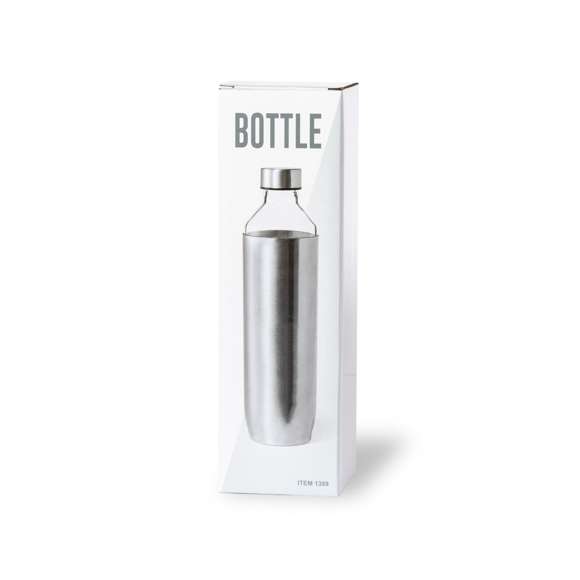 Bidón de diseño en alta calidad, de 850 ml de capacidad. Fabricado en cristal de borosilicato, que ofrece una resistencia, estética y durabilidad excepcionales, alargando su vida útil y pudiendo ser reutilizado infinidad de veces. Tapón y funda del cuerpo del bidón en acero inox. Presentado en atractiva caja de diseño.