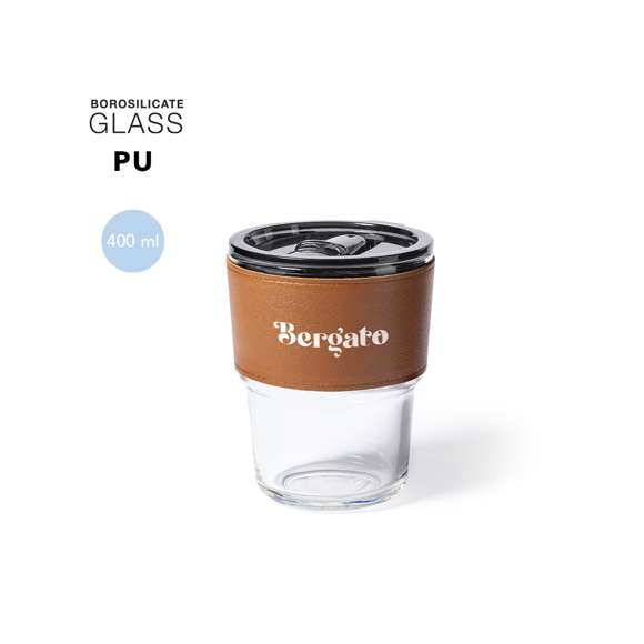 Vaso de sobremesa con diseño take away de 400 ml de capacidad, fabricado en combinación de cristal de borosilicato y piel. El cristal de borosilicato ofrece una resistencia, estética y durabilidad excepcionales que junto a la piel convierten a este vaso en una opción sostenible y reutilizable, reduciendo así el consumo de productos de usar y tirar. Presentado en atractiva caja de diseño eco en cartón kraft.