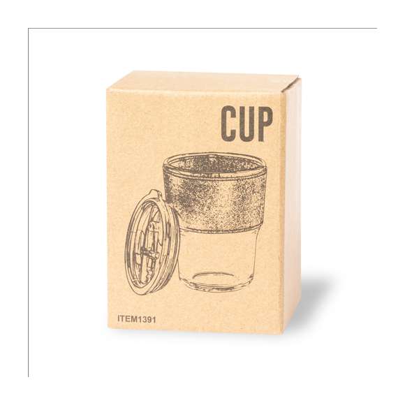 Vaso de sobremesa con diseño take away de 400 ml de capacidad, fabricado en combinación de cristal de borosilicato y piel. El cristal de borosilicato ofrece una resistencia, estética y durabilidad excepcionales que junto a la piel convierten a este vaso en una opción sostenible y reutilizable, reduciendo así el consumo de productos de usar y tirar. Presentado en atractiva caja de diseño eco en cartón kraft.