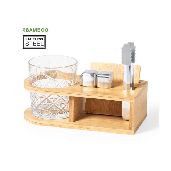 Set de whisky de alta calidad con elegante soporte en bambú. Incluye vaso de cristal de atractivo diseño y 350 ml de capacidad, 2 cubitos enfriadores reutilizables en acero inox, con pinzas juego y posavasos de bambú. Presentado en caja individual de diseño eco en cartón kraft.