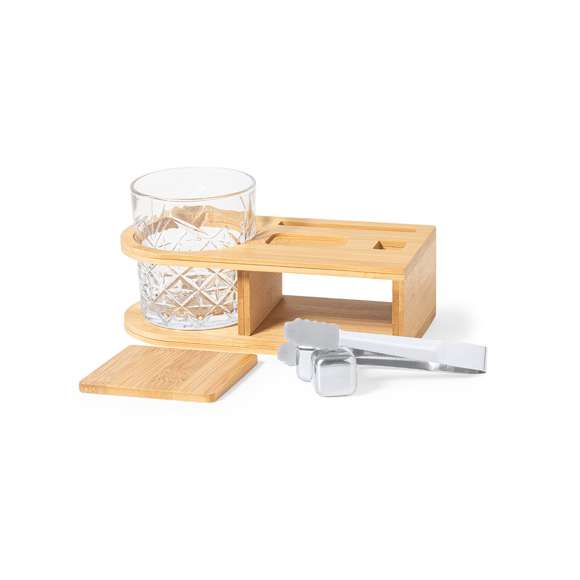 Set de whisky de alta calidad con elegante soporte en bambú. Incluye vaso de cristal de atractivo diseño y 350 ml de capacidad, 2 cubitos enfriadores reutilizables en acero inox, con pinzas juego y posavasos de bambú. Presentado en caja individual de diseño eco en cartón kraft.