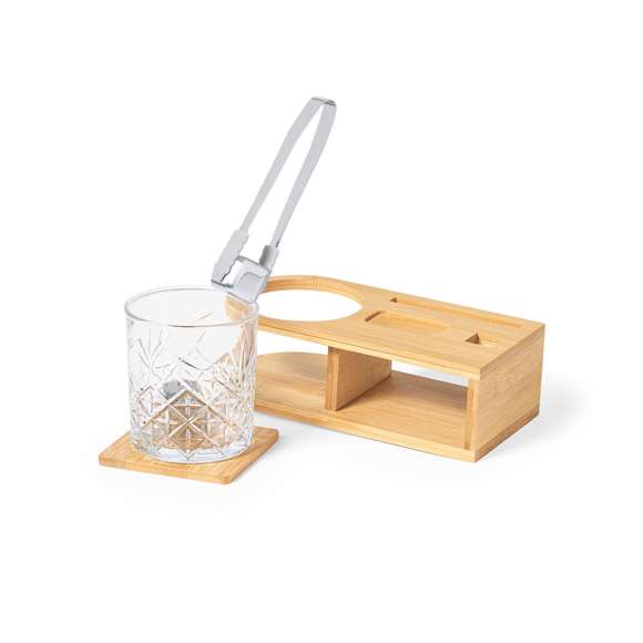 Set de whisky de alta calidad con elegante soporte en bambú. Incluye vaso de cristal de atractivo diseño y 350 ml de capacidad, 2 cubitos enfriadores reutilizables en acero inox, con pinzas juego y posavasos de bambú. Presentado en caja individual de diseño eco en cartón kraft.