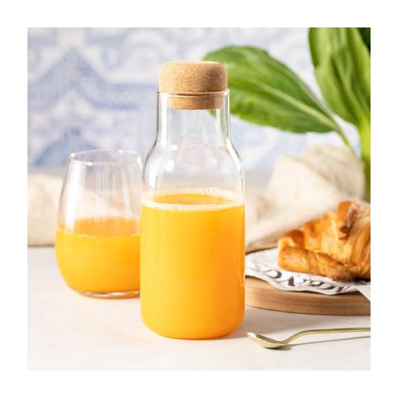 Botella de 800 ml de capacidad y diseño innovador que permite presentar tus bebidas preferidas y mantener ordenados diferentes ingredientes en tu cocina de manera elegante y distinguida. Fabricado en cristal de borosilicato, con tapón de corcho natural. El cristal de borosilicato ofrece una resistencia, estética y durabilidad excepcionales, convirtiéndolo en una idea de regalo perfecta para la conservación y presentación de bebidas, o bien como objeto de decoración. Presentado en caja individual de diseño eco en cartón kraft.